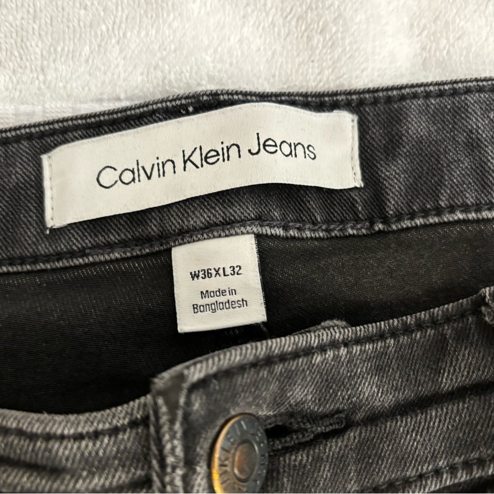 Calvin Klein Men's Jeans in Blqck demin slim cut straight leg size 36x32